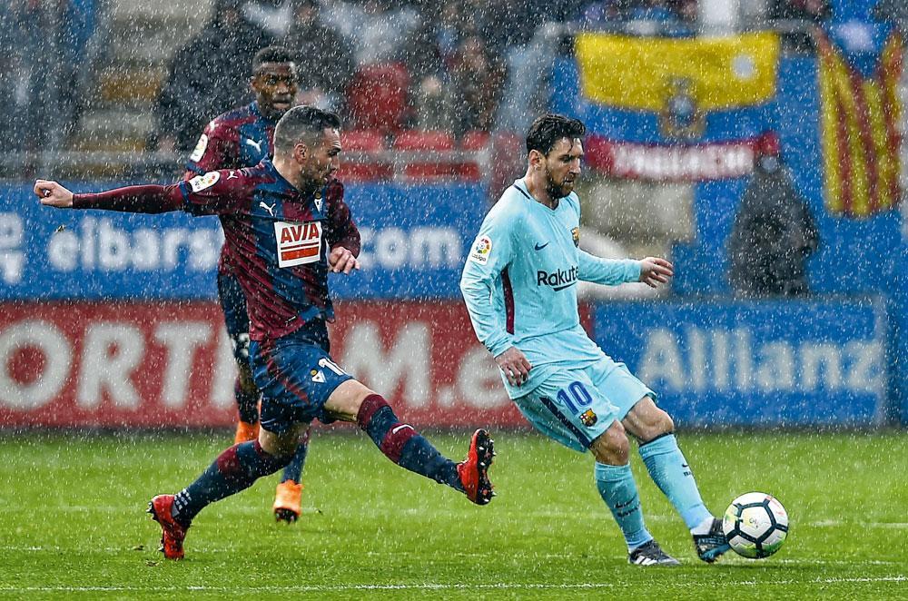 Lionel Messi en Barcelona gingen onlangs niet zonder moeite met 0-2 winnen bij Eibar (hier met verdediger Anaitz Arbilla).