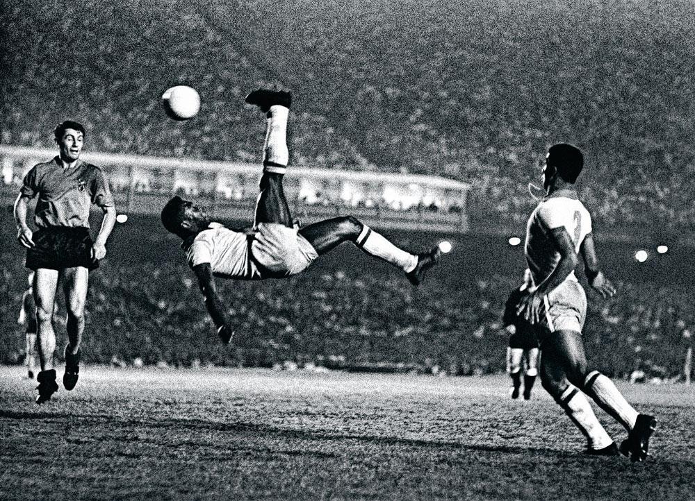 In de jaren 60 maakte Pelé de omhaal opnieuw populair. Hier demonstreert hij zijn kunnen tegen de Rode Duivels.