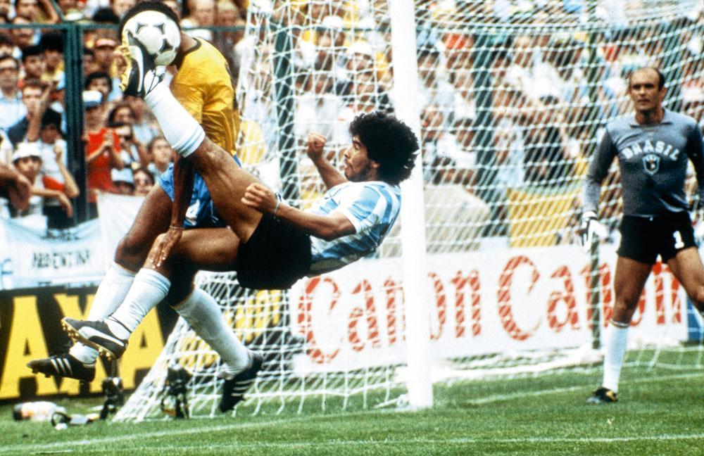 Soms is een omhaal gevaarlijk spel. Diego Maradona fusilleert hier bijna het hoofd van Luizinho.