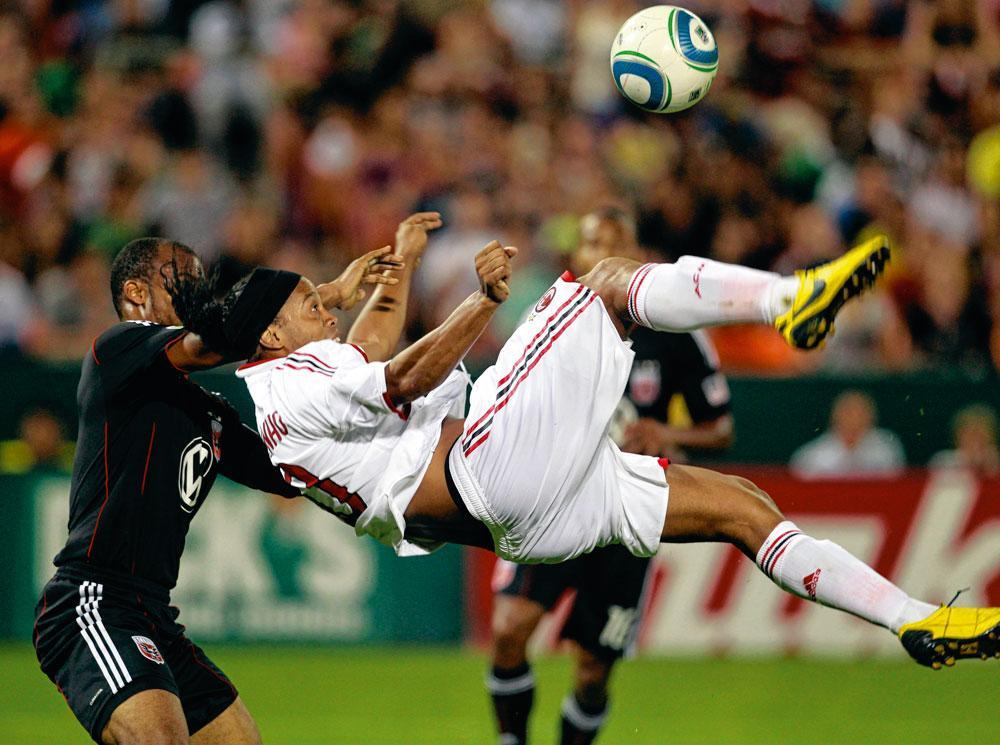 Ook Ronaldinho, hier bij AC Milan, was een specialist van de omhaal.