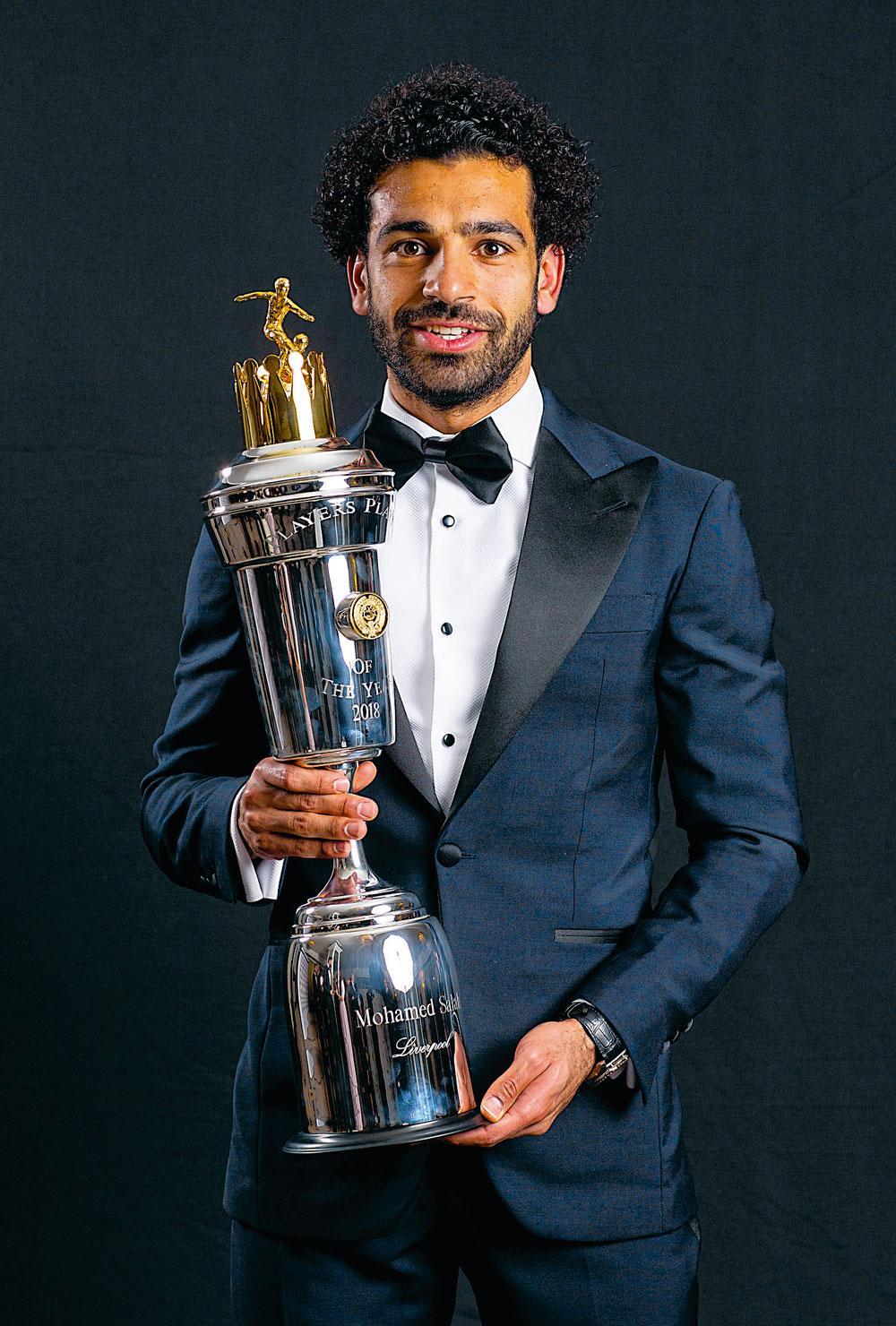 Mo Salah met zijn trofee van Player of the Year in de Premier League.