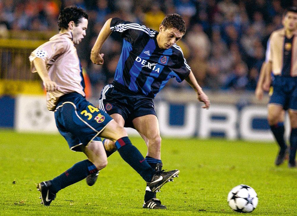 29 oktober 2002: Gaëtan Englebert probeert Andrés Iniesta van de bal te zetten in de debuutmatch van de Barçaspeler in Jan Breydel.