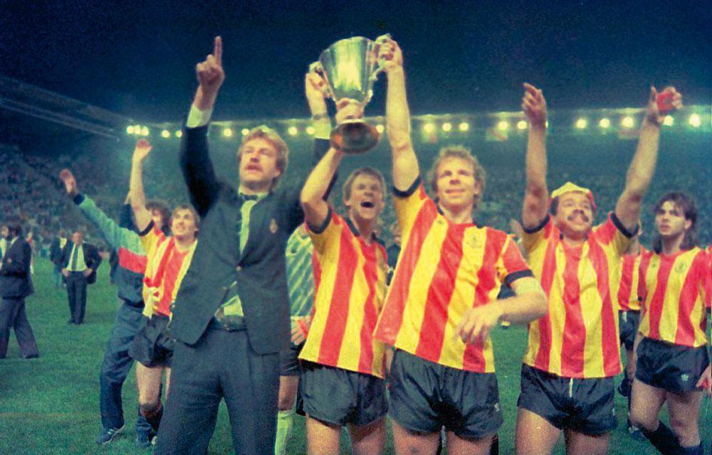 Aad de Mos won in 1988 Europacup II als coach van KV Mechelen. Pol De Mesmaecker, Erwin Koeman, Lei Clijsters, Pascal De Wilde en Eli Ohana vieren mee.