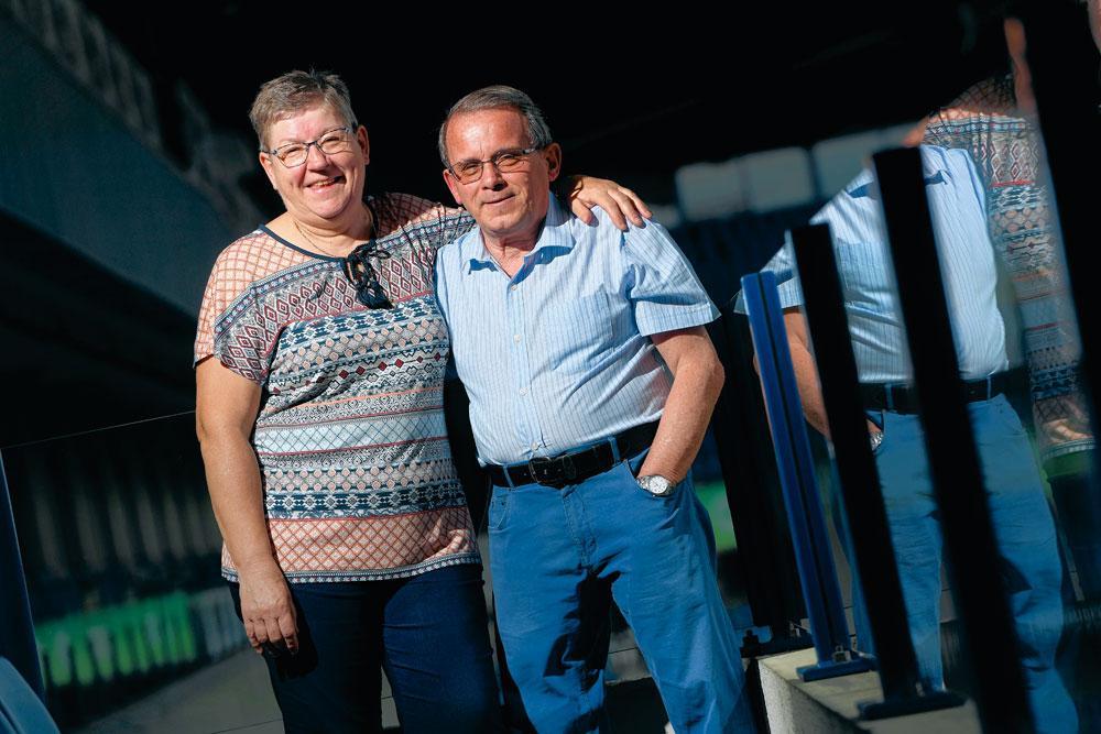 Genkconciërge Rita Kellens en haar man Louis: 'Als Rita echt wil bruinen, gaat ze op het dak van het stadion zitten.'