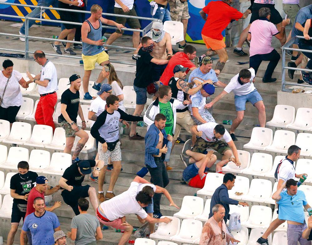 Tijdens het EK 2016 raakten Russische 'supporters' slaag met Engelse fans na de match Engeland-Rusland in Marseille.
