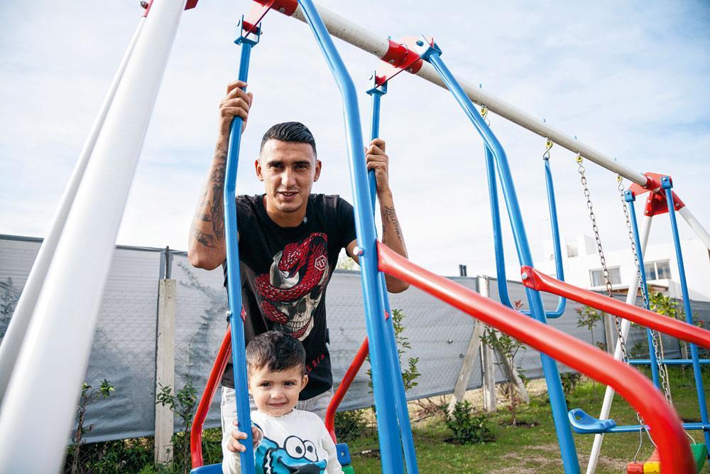 Matías Suárez met zijn zoontje Valentino: 'Ik kom zeker terug naar België. Mijn kinderen zijn er geboren en ik ben verzot op jullie land.'