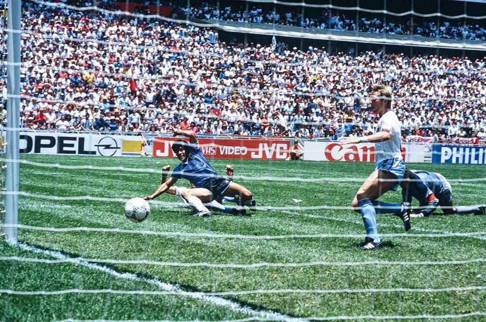 Na een onnavolgbare rush schuift Diego Maradona de bal in doel. 'Pure football genius!'
