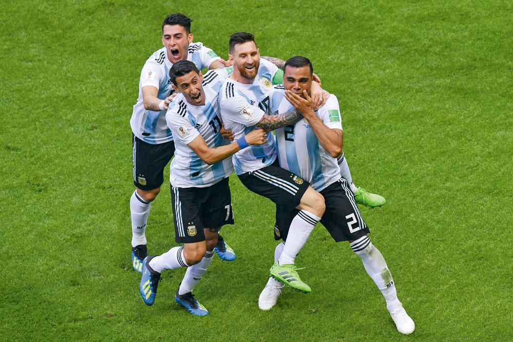 Ontlading bij de Argentijnen nadat Gabriel Mercado hen op een 1-2-voorsprong zette tegen Frankrijk. Van links naar rechts: Cristian Pavón, Angel Di María, Lionel Messi en Mercado.