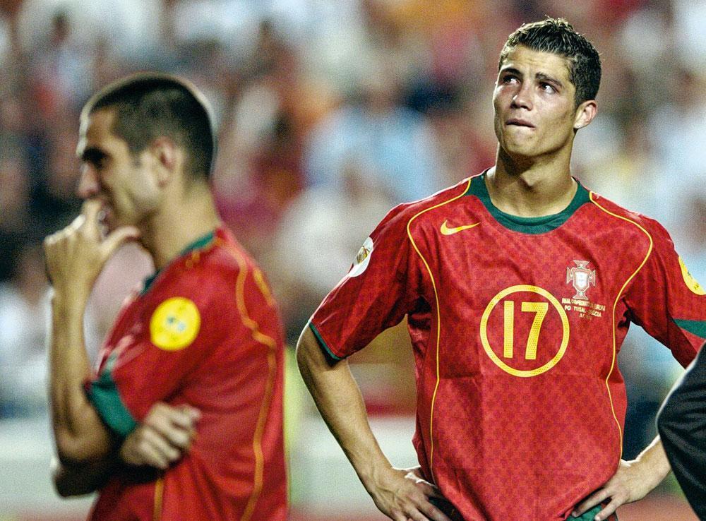 Tranen bij de jonge Cristiano Ronaldo na de verloren EK-finale van 2004.