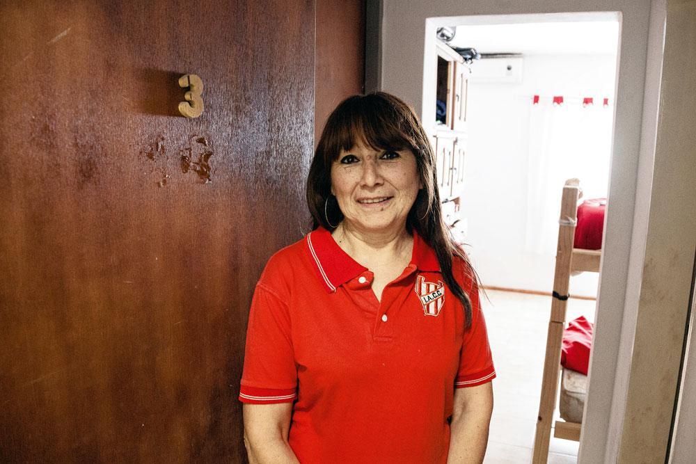 Maria-Teresa, een van de opzichters van het internaat, poseert voor kamer nummer 3 waar Dybala verbleef.