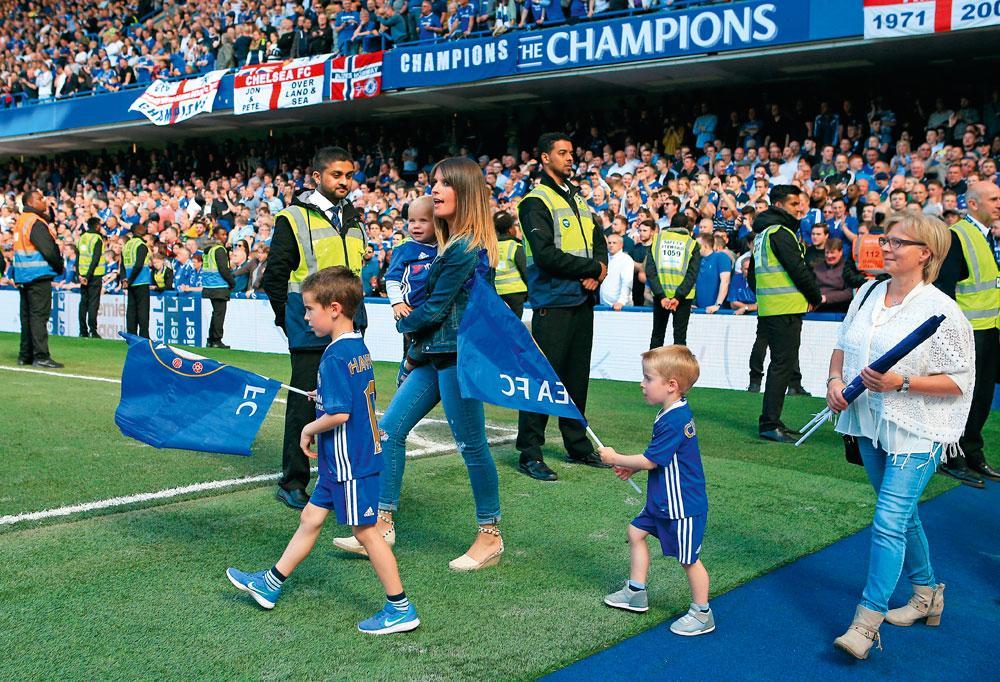 De familie Hazard op het veld van Stamford Bridge.