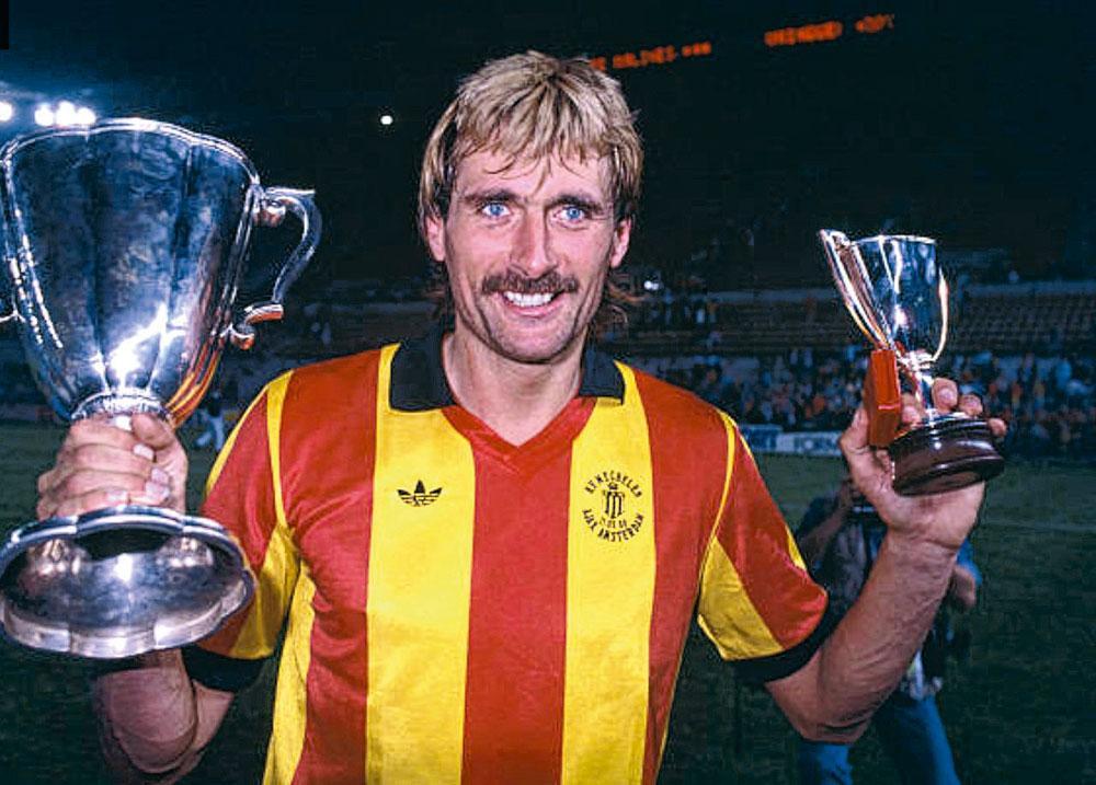 Piet den Boer op 11 mei 1988, met de grote en de vermiste kleine Europabeker die KV Mechelen die avond kreeg. 'Dat er ook een kleine beker was, wist ik niet meer.'