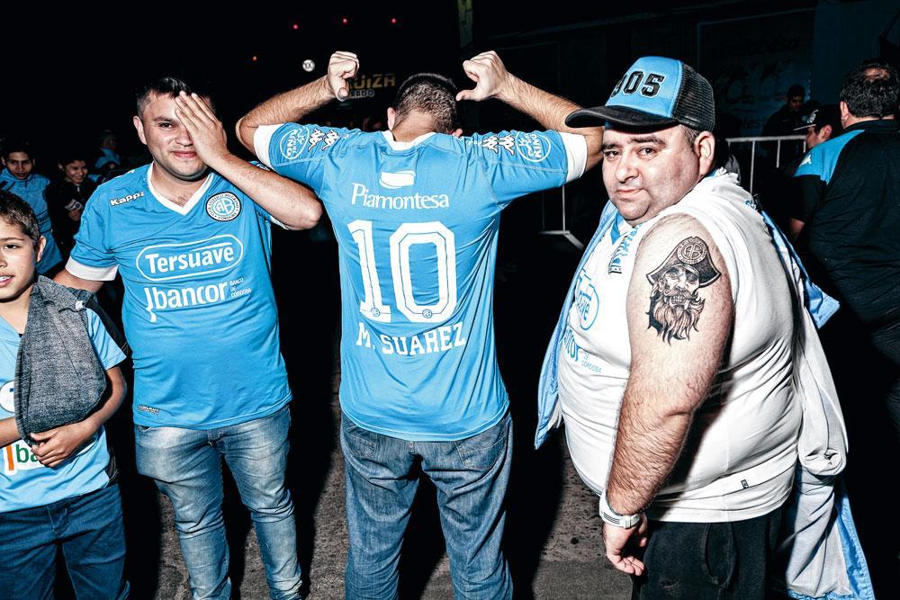De harde kern van Belgrano. De supporters vereenzelvigen zich met hun bijnaam Piratas.