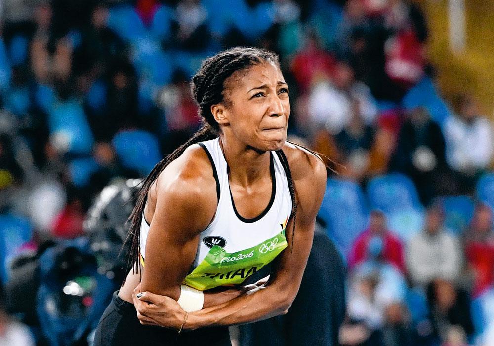 Ondanks de gescheurde ligamenten van haar ellenbooog gooit Nafi Thiam verder dan ooit (53m13). De Olympische titel lijkt binnen.