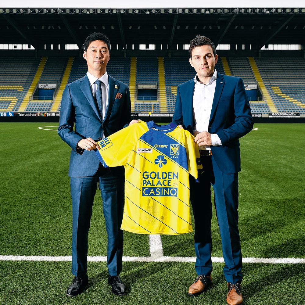 STVV-bestuurders Yusuke Muranaka en Philippe Bormans in november 2017 bij de persconferentie over de toekomst van de club.