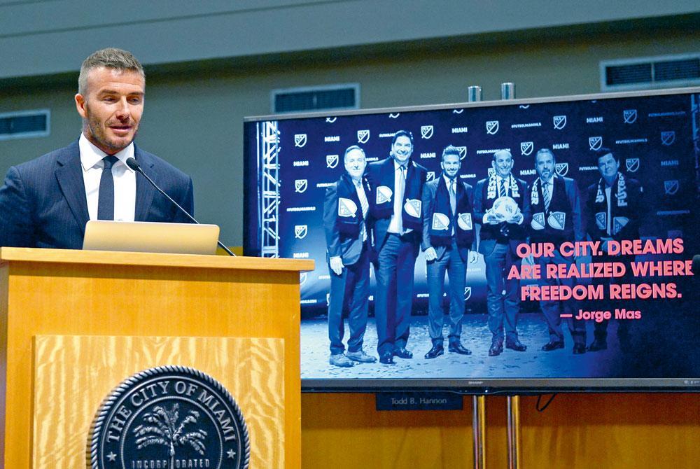 David Beckham houdt een pleidooi voor zijn project. De ex-voetballer toont vaak te weinig interesse in de politieke kant van de zaak.