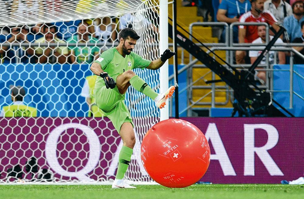 Alisson Becker prikt een ballon door in het duel met Zwitserland op het WK afgelopen zomer.