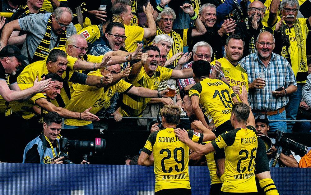De spelers van Borussia Dortmund en het publiek: een innige band.