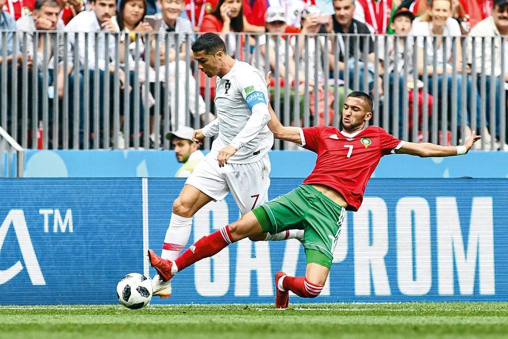 Hakim Ziyech zet een tackel in op Cristiano Ronaldo op het WK in Rusland. 'Ik had gehoopt dat ik meer mijn stempel kon drukken op het spel van de ploeg.'