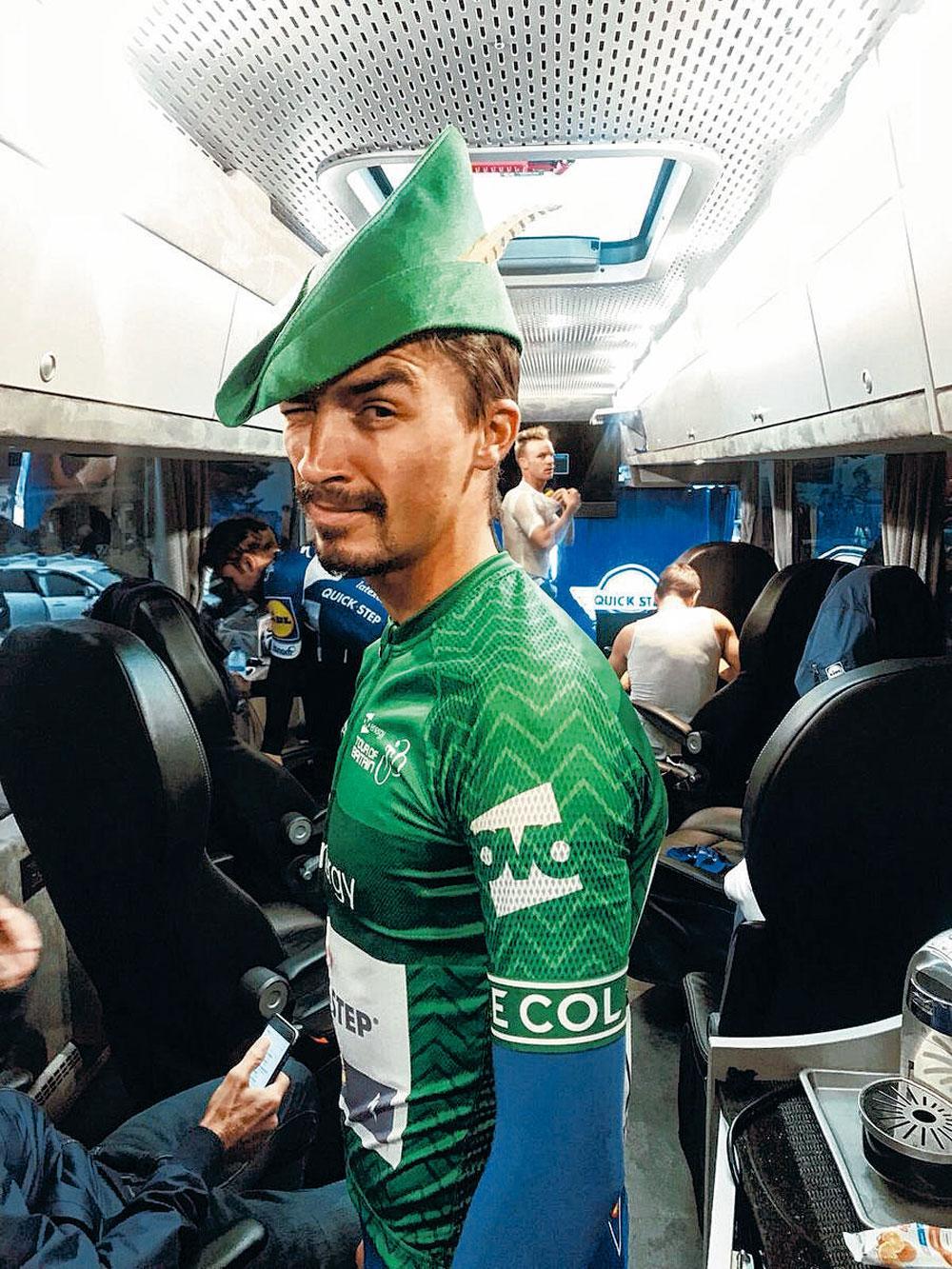 De koersende acteur Julian Alaphilippe zette tijdens de Tour of Britain een Robin Hoodpetje op.