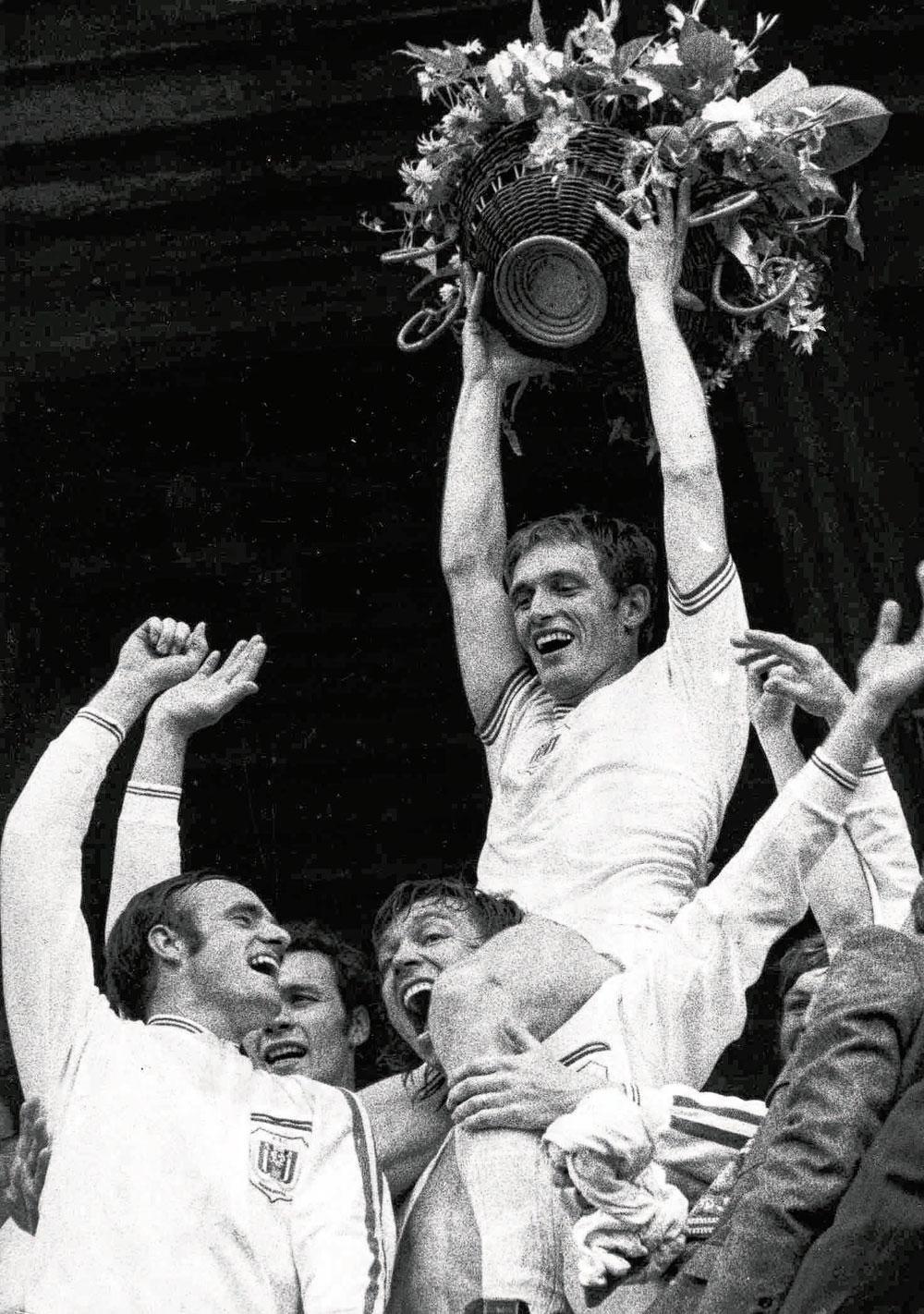 Op de schouders van Jan Mulder bij het vieren van de titel in 1972.