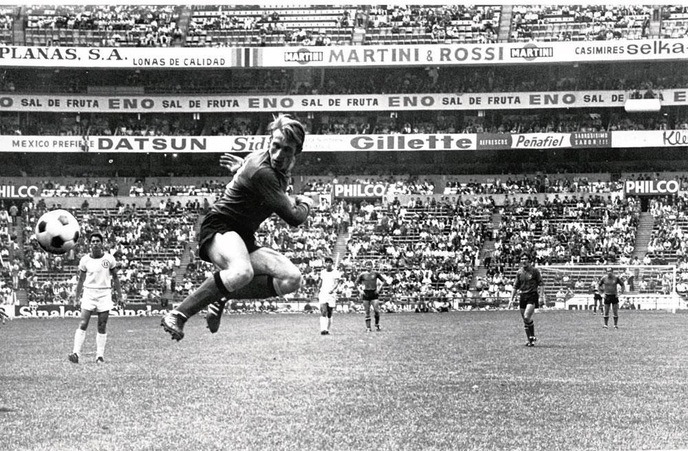 Een mooie actie van Paul Van Himst met de Rode Duivels op het WK 1970 tegen El Salvador. België won met 3-0, maar Van Himst scoorde niet.