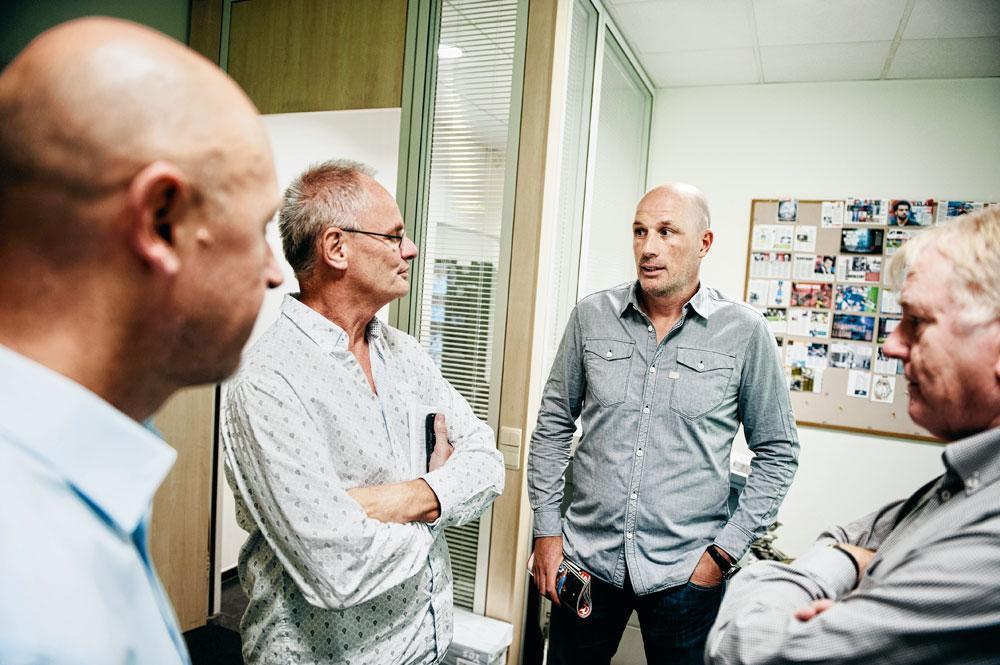 Journalisten Geert Foutré en Peter t'Kint en hoofdredacteur Jacques Sys verwelkomen Philippe Clement op de redactie van Sport/Voetbalmagazine.