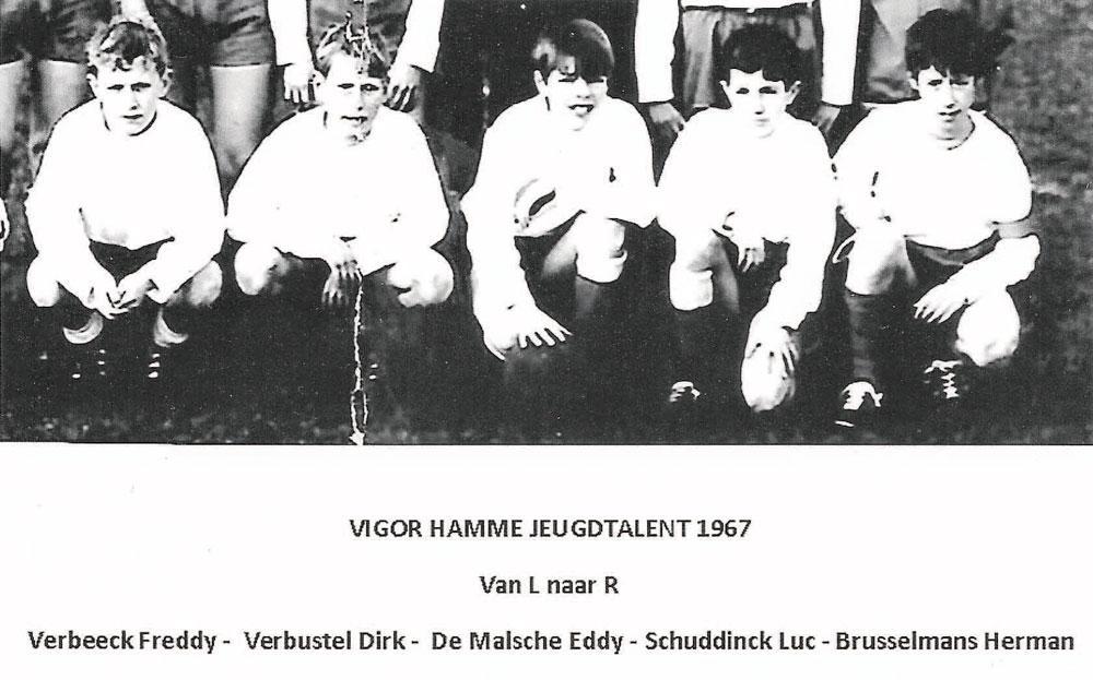 Herman Brusselmans (rechts) bij de jeugd van Vigor Hamme, in 1967. 'Van jongs af vond hij het fijn om dwars te zijn', zegt zijn toenmalige ploegmaat Eddy De Malsche (midden).