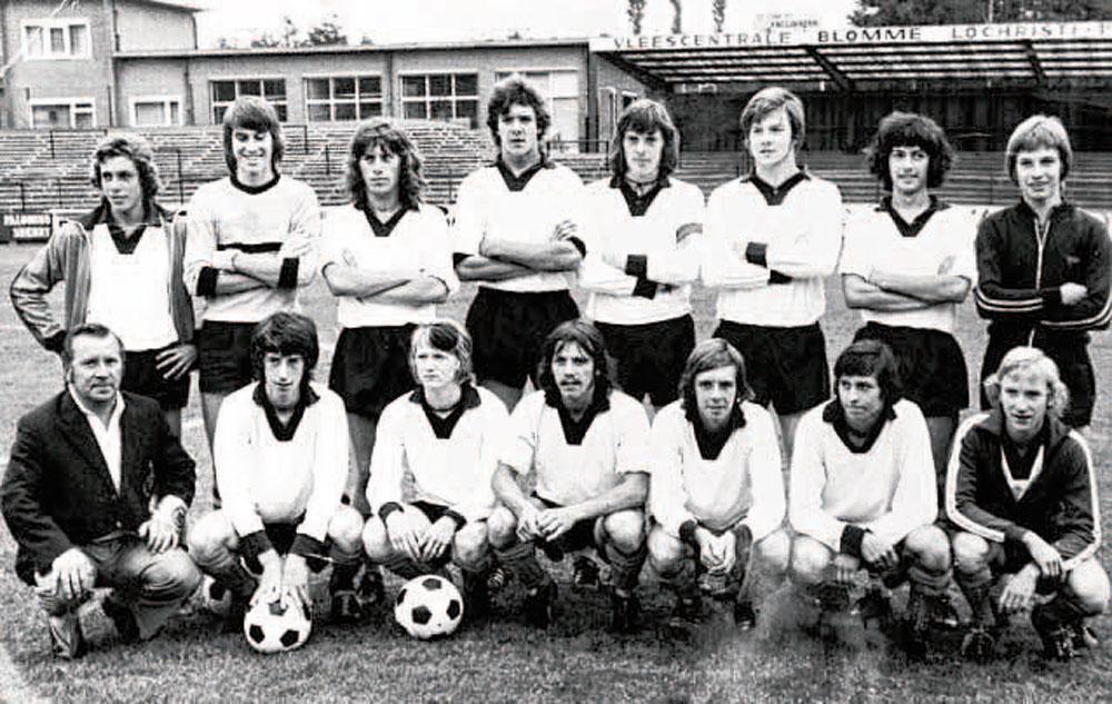 Herman Brusselmans (onderste rij, tweede van links) bij de UEFA-juniors van Lokeren in het seizoen 1975/76, samen met Raymond Mommens (onderste rij, derde van rechts) en Alex Querter (bovenste rij, vierde van rechts).