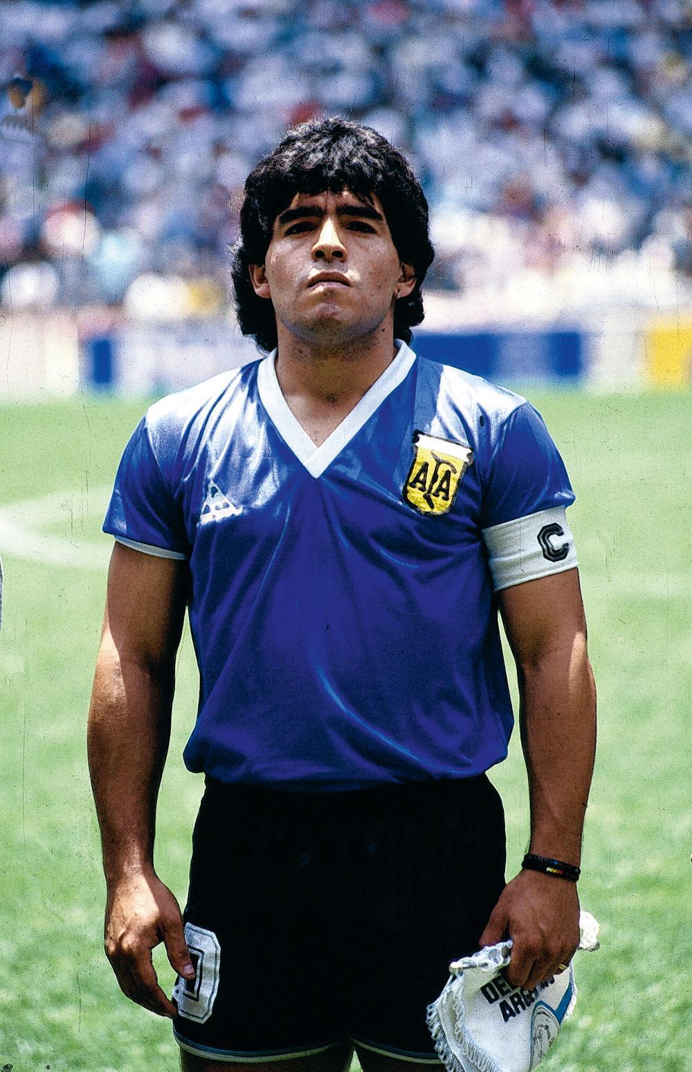 7 - Argentinië Het klassiek hemelsblauw gestreept shirt werd voor de wedstrijd tegen Engeland vervangen door een donkerblauwe trui in een lichtere stof. Een uniek exemplaar.