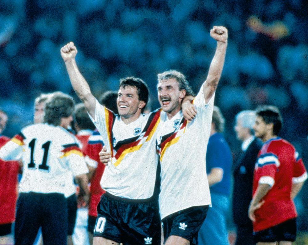 10 - (West-)Duitsland Lothar Matthäus en Rudi Völler: wereldkampioen in het mooiste shirt dat ooit voor Die Mansschaft werd ontworpen.