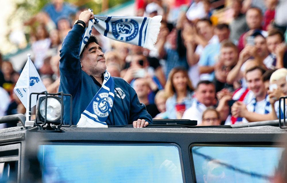 Diego Maradona wordt als een staatshoofd door het stadion van het Wit-Russische Dinamo Brest gereden.