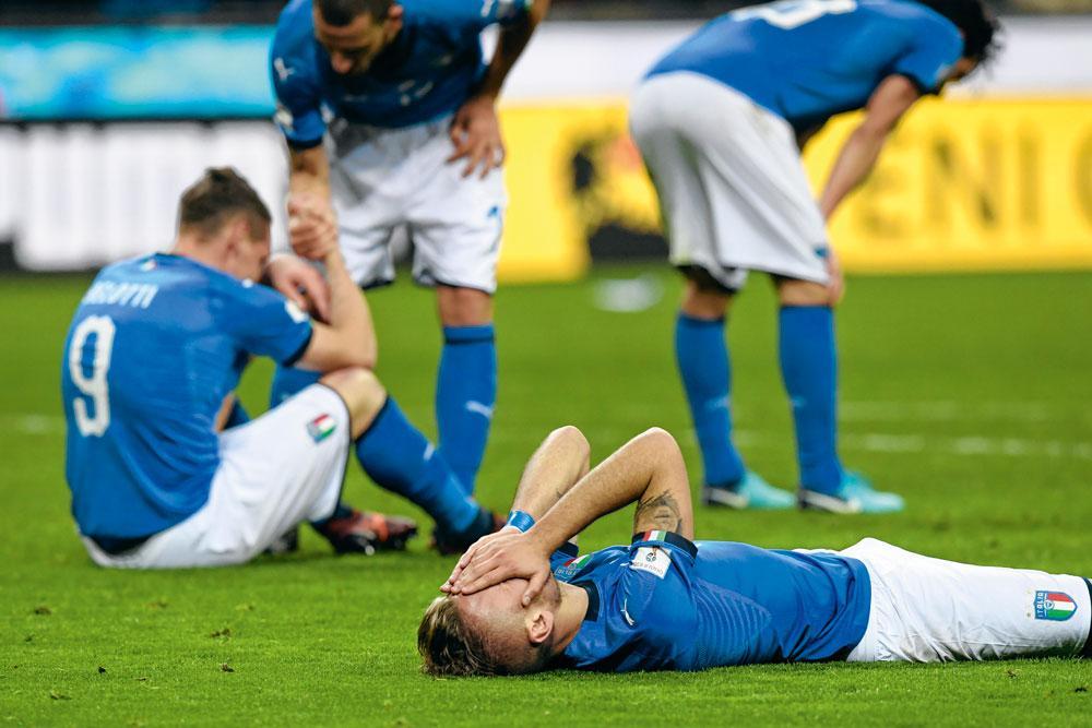 De Italiaanse spelers zijgen neer op de grond wanneer ze beseffen dat ze het WK gaan missen.