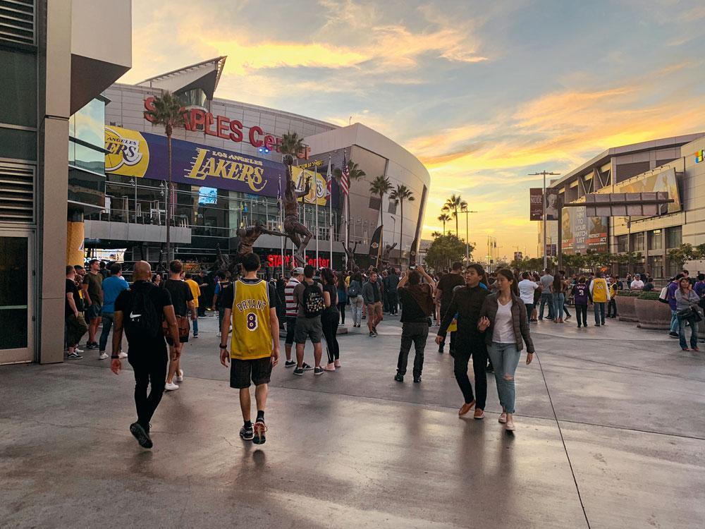 Aan het Staples Center stromen de eerste Lakerssupporters twee uur voor de match al toe. Onder hen ook fans van de populaire ex-Laker Kobe Bryant.