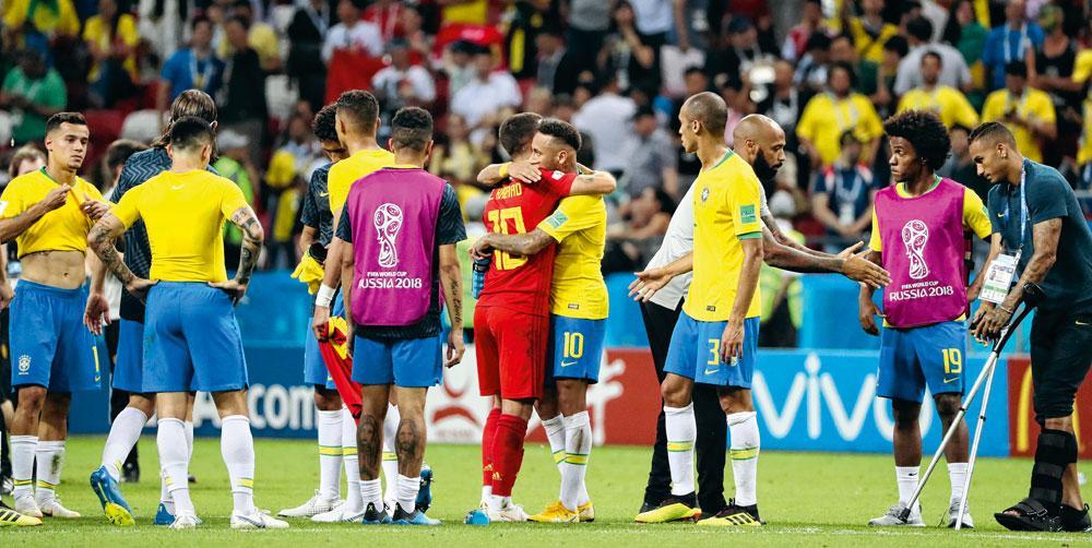 Eden Hazard troost Neymar nadat België Brazilië uitschakelde op het WK. 'Dat moest een heel moeilijk moment voor hem zijn.'