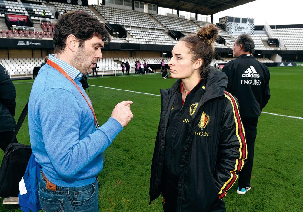 Frédéric Vanheule volgde de Red Flames een week lang voor Sport/Voetbalmagazine. Hier is hij in gesprek met Tessa Wullaert.