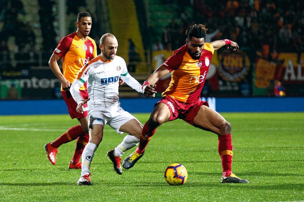 Christian Luyindama, hier al in actie bij Galatasaray, gaf al maanden aan dat hij weg wilde op Sclessin.