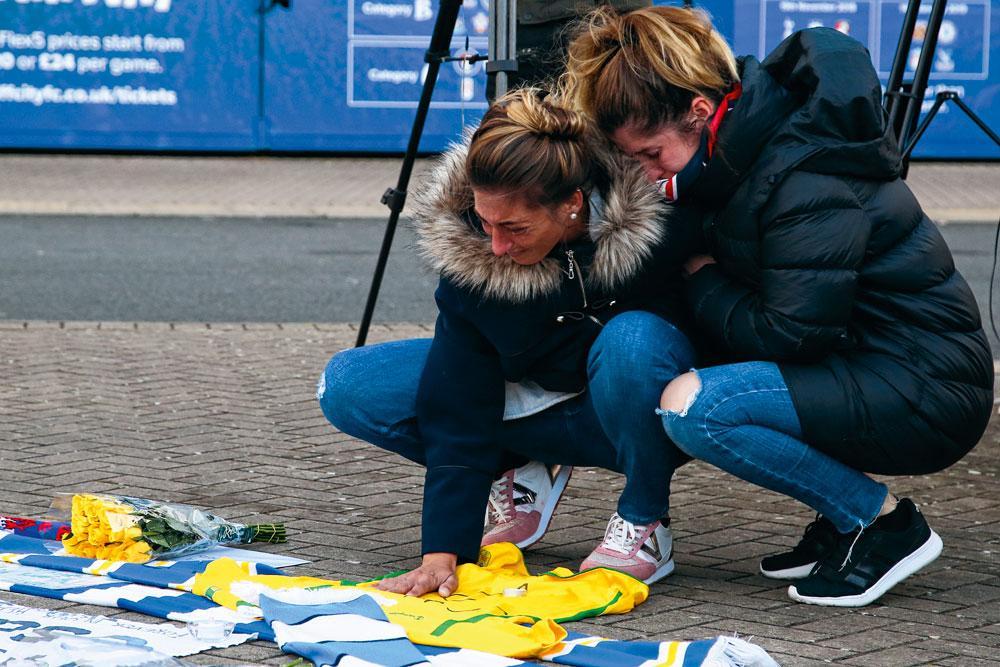 De zus van Emiliano en een vriendin bij de betuigingen van medeleven aan het stadion van Cardiff.