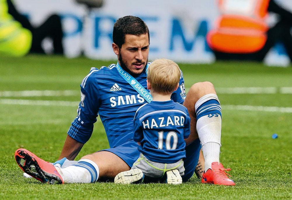 Eden Hazard neemt tijd voor een van zijn drie zoontjes na een wedstrijd van Chelsea op Stamford Bridge.