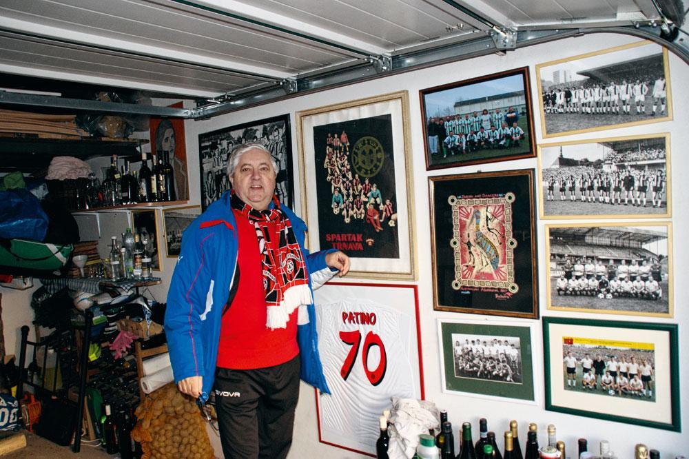 Oud-international Karol Dobias toont ons zijn garage, die eruit ziet als een voetbalmuseum.