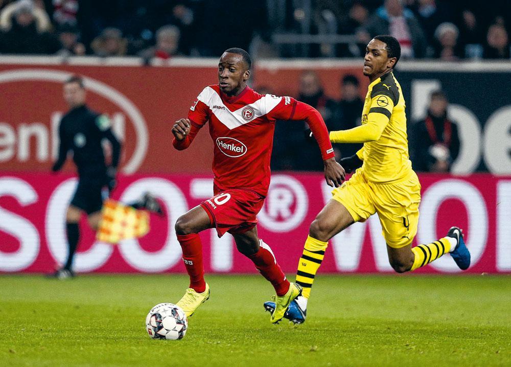 Abdou Diallo (Borussia Dortmund) zit Lukebakio op de hielen. 'In Düsseldorf vond ik het voetbalplezier terug.'
