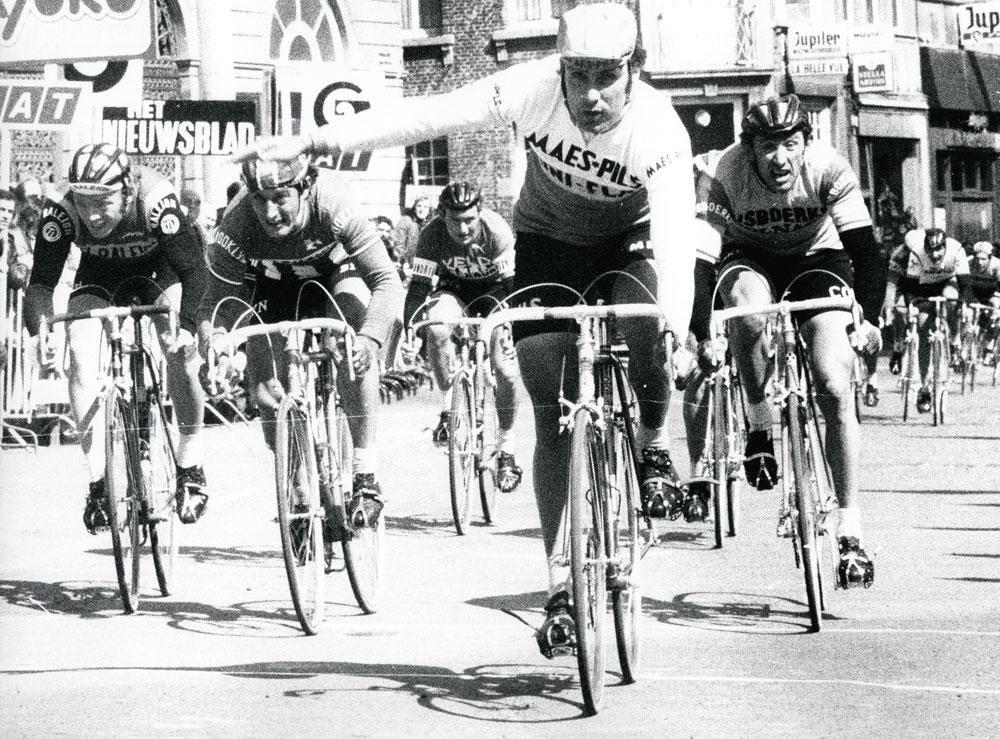 Walter Planckaert klopt Aldo Parecchini, Frans Verbeeck en Piet van Katwijk in de sprint tijdens de Ronde van België 1977.