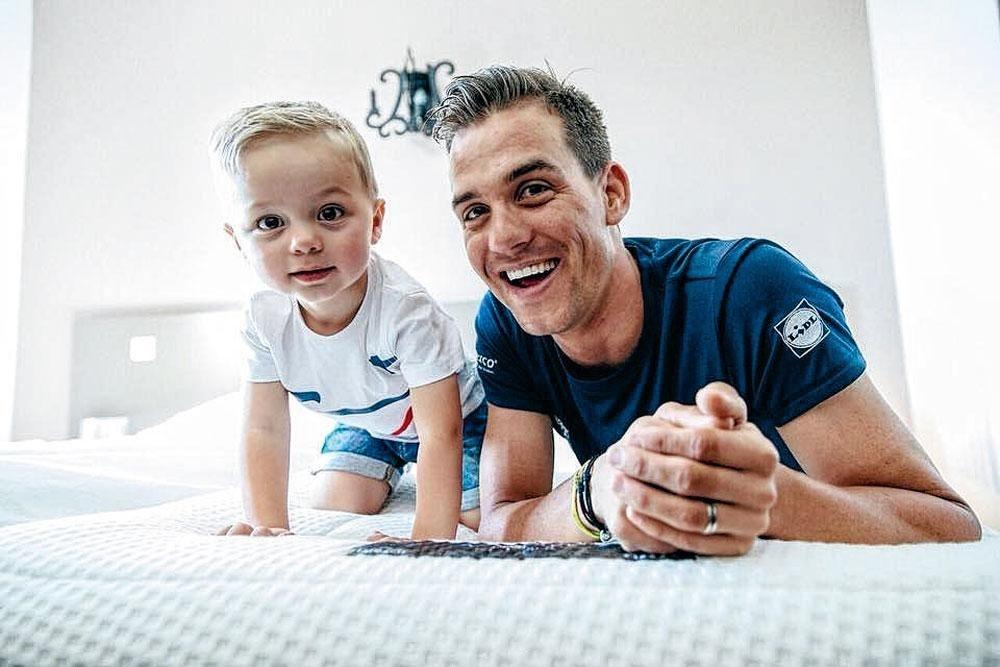 Zdenek Stybar met zijn zoontje Lewis.