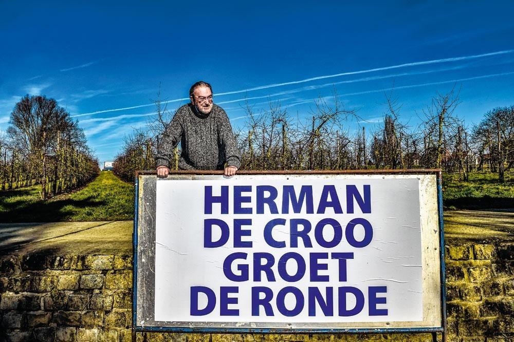 Herman De Croo bij een van de vijftien borden die hij voor de Ronde van Vlaanderen in heel Brakel laat opstellen.