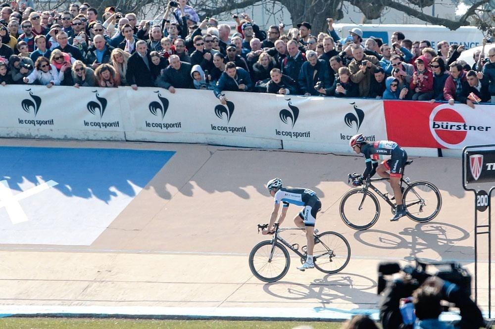 De sprint tussen Sep Vanmarcke en Fabian Cancellara op de Vélodrome van Roubaix in 2013.