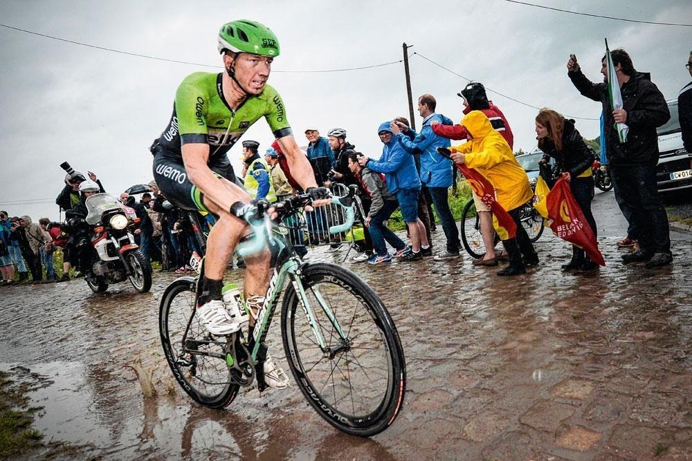 Sep Vanmarcke tijdens de rit naar Arenberg in de Tour 2014. 'Laat het maar een natte Parijs-Roubaix worden!'