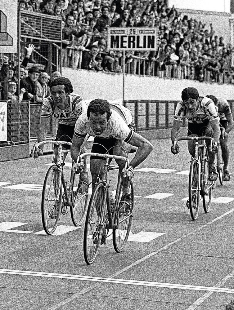 Bernard Hinault komt op 12 april 1981 als eerste over de meet in Parijs-Roubaix, voor Roger De Vlaeminck.