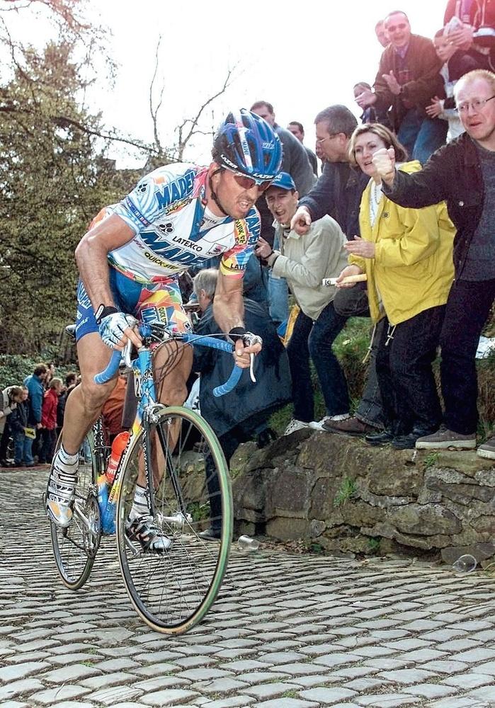 Johan Museeuw op de Muur van Geraardsbergen in de Ronde van 2000.