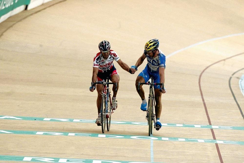 Peter Van Petegem en Johan Museeuw kwamen in 2004 samen aan in Roubaix.
