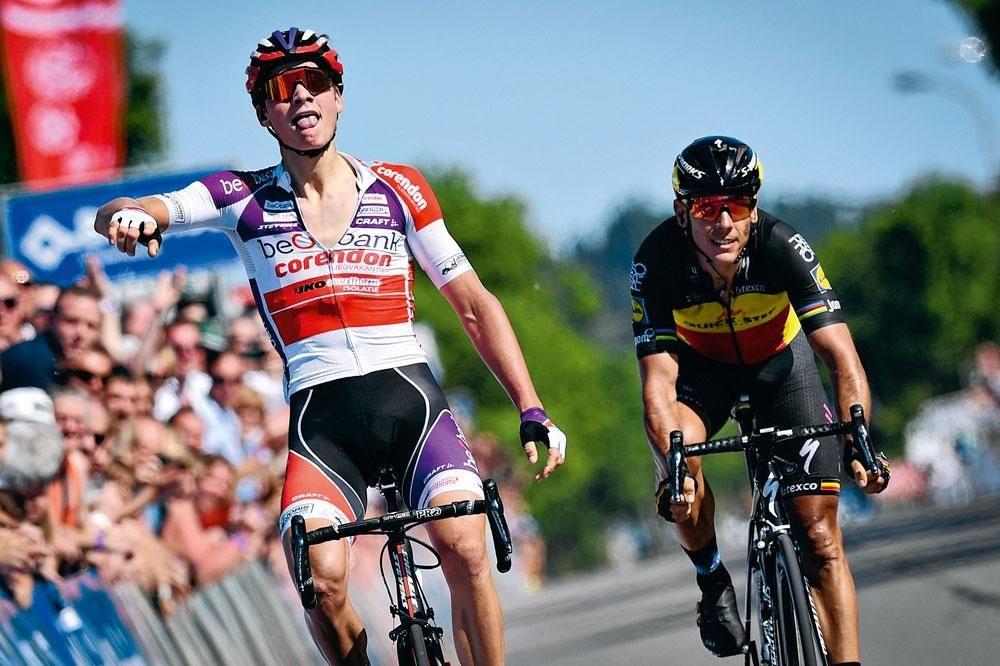 Mathieu van der Poel wint in 2017 de rit van de Belgium Tour naar Moorslede. Hij klopt er Philippe Gilbert in de sprint.